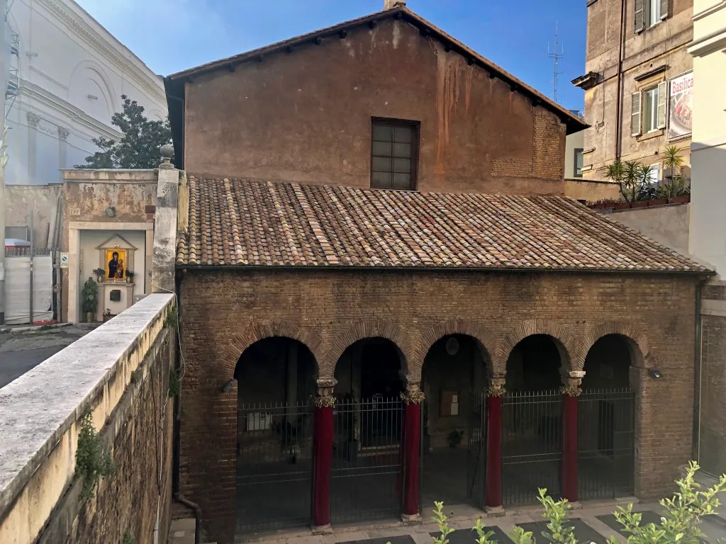 Facciata della Basilica di San Vitale: in alto a sinistra, accanto al percorso d’ingresso, si vede l’edicola della Salus Populi Romani.