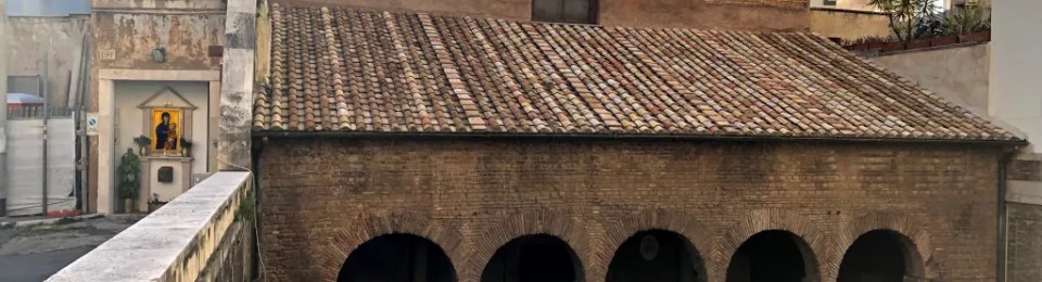 Facciata della Basilica di San Vitale: in alto a sinistra, accanto al percorso d’ingresso, si vede l’edicola della Salus Populi Romani.