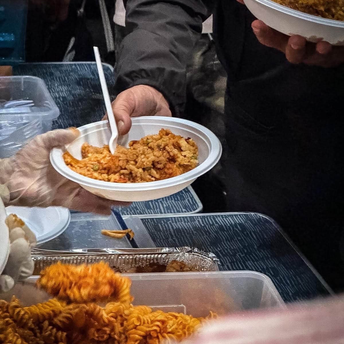 Un piatto di pasta viene consegnato durante il servizio di Roma Modesta