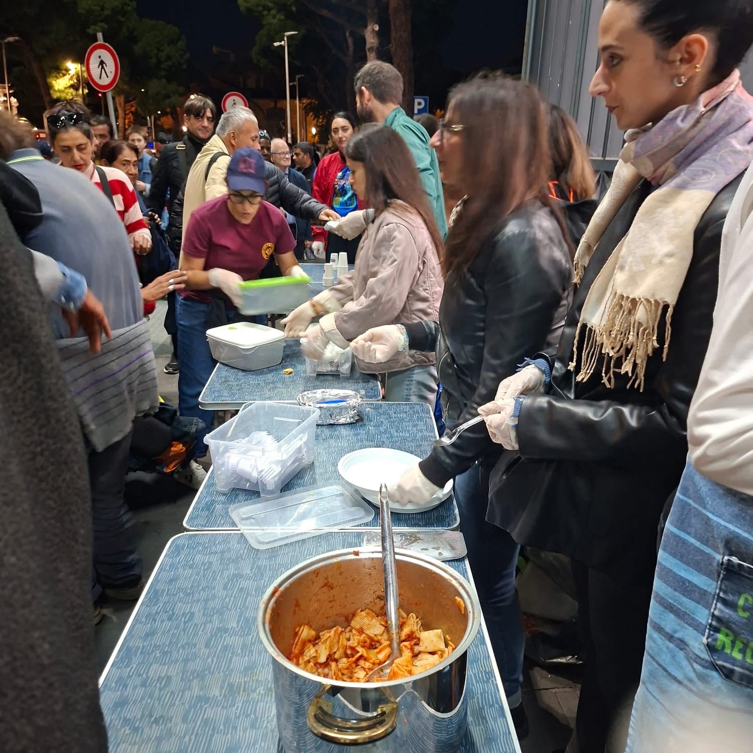 I volontari di Roma Modesta preparano le porzioni per la distribuzione